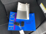 メンテナンスノート【整備記録簿】、取説も揃っています。スマートキーはバッグなどにしまったままボタン操作でエンジンの始動・停止ができて大変便利です。