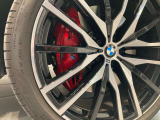 BMWの純正アロイホイールは軽量かつ強度にも優れているホイールで走行性能を引き上げる設計になっております。足元にもBMWは妥協がなくこだわっている個所になります。