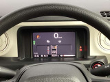 マルチインフォメーションディスプレーを搭載HondaSENSINGの作動状態などをで大きく表示できる、100種類の背景がランダム選択されるカレンダー表示や誕生日を祝う記念日表示など遊び心のある機能付