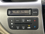 【オートエアコン】一度お好みの温度に設定すれば、車内の温度を検知し風量や温度を自動で調整。暑い&hellip;寒い&hellip;と何度もスイッチ操作をする必要はありません。快適な車内空間には必須の機能ですね♪