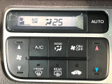 【オートエアコン】一度お好みの温度に設定すれば、車内の温度を検知し風量や温度を自動で調整。暑い&hellip;寒い&hellip;と何度もスイッチ操作をする必要はありません。快適な車内空間には必須の機能ですね♪