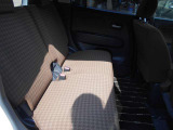 後部座席も広々です!目立った汚れや傷もなく綺麗です!納車の際にはルームクリーニングを実施しております!