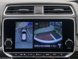 アラウンドビューモニター。上空から見下ろしているような映像で、スムースな駐車をサポートします。