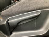 運転席にはドライバーの体型や好みに応じて前後方向だけでなく、高さの調整ができるシートリフターを装備!