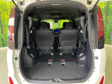 普段のお買い物や通勤、送迎等に十分な荷室スペースを確保しております。3列目を跳ね上げると、大きな荷物の積載も可能です♪