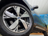 【純正18インチアルミホイール】外観にマッチした純正アルミホイールを装着しております。各種社外アルミホイールや、スタッドレスタイヤも取扱いしております。是非ご相談ください♪