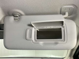【運転席サンバイザー】鏡が付いているのでメイク直しなどにも便利★