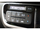 フルオートエアコンが装備されています!お好みの温度設定をするだけでエアコンの風量やモードの切り替えを自動でコントロールしてくれます!ユーザーの操作が少なく燃費走行にもつながります!