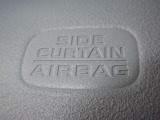 サイドカーテンエアバックシステムは、側面衝突時に大人から子供までさまざまな体格の乗員の頭部や頚部を広範囲で保護。特にセンターピラーへの頭部衝突を防ぐ展開性能を実現しています。