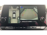 アラウンドビューモニターです。4つのカメラからの映像を合成・処理することで空から見下ろすような視点で周囲を確認でき、駐車時のクルマの位置確認がスムーズになります。