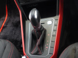 シフトレバーにも赤がアクセント!