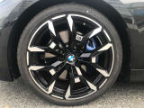 【BMWアロイホイル】軽量かつ強度に拘ったアロイホイル。走行性能ポテンシャルを引き出す設計。車の足元を引き締めてくれる大きなポイントはアロイホイルです。