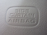 サイドカーテンエアバックシステムは、側面衝突時に大人から子供までさまざまな体格の乗員の頭部や頚部を広範囲で保護。特にセンターピラーへの頭部衝突を防ぐ展開性能を実現しています。