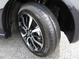 タイヤは ダンロップ エナセーブ 2025年製がついています。そして足元を精悍に引き締めるホンダ純正14インチアルミホイール、おしゃれは足元から、カッコイイですね!