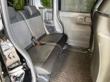 後部座席も気になるようなキズ・汚れやへたり等、大きなダメージはなく、良好な状態です。