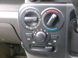 マニュアルエアコン付き車です。ダイヤルを回すだけのシンプルな操作で風量や温度を自分の感覚で素早く調整できます。エアコンをあまり使わない方や、機械操作が苦手な方にもおすすめです。
