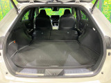 普段のお買い物や通勤、送迎等に十分な荷室スペースを確保しております。セカンドシートを倒すと、大きな荷物の積載も可能です♪