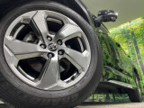 【純正18インチアルミホイール】外観にマッチした純正アルミホイールを装着しております。各種社外アルミホイールや、スタッドレスタイヤも取扱いしております。是非ご相談ください♪