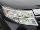 【LEDヘッドライト】悪天候や夜間走行時も良好な視界を確保し安心して運転できる高輝度LEDヘッドライトを装備!点灯速度が早く、消費電力も抑えられています。