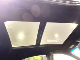 【大型サンルーフ】車内の解放感が一気に上がる大型のパノラマルーフ!季節を問わず開放的で快適なドライブをお楽しみいただけます。流通量も少なく希少価値の高い人気の装備です♪