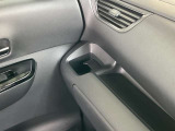 乗車中にホッと一息、ドリンクホルダーもありますよ!