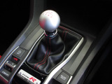 手が届きやすく、操作しやすいフロアシフト☆走りを楽しめる6速マニュアル!貴方の思いのままにシフトチェンジ、1速から6速まで使いこなせたら楽しいですね!