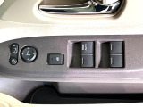 【電動格納ミラー】サイドミラーは電動格納式となっており、狭い駐車場でもキズがつくリスクを抑えられます。