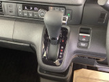 シフトはインパネシフト、パーキングブレーキは電子制御となっています。