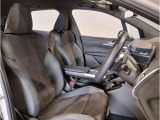 【コックピットシート】BMW車の主役席。車体中央にくる様に配置し車両重心とが一致する事でドライバーと車との一体感あるドライビングを実現。人間工学に基づき形成した形状が長時間のドライブ疲労も軽減します!