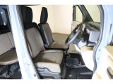すわり心地の良い運転席・助手席です。長時間のドライブの疲れ軽減に貢献します。どうぞ快適なドライブを♪