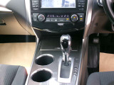 操作が簡単なシフトレバーですのでストレスなく運転が出来ますよ!