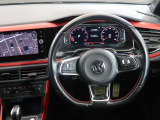 Volkswagen全車共通の上質な本革を使用した手触りのしっとりとしたステアリングです。唯一素肌が触れるハンドルは上位モデルと同じ握り心地になっております。