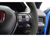 Hondaセンシングの機能のひとつ、アダプティブクルーズコントロール付!アクセルから足を離しても設定したスピードと前車との車間を保ち走行してくれます!車線維持もアシスト☆高速道路で疲労軽減ですね☆