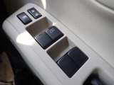 「ワンタッチで窓の開閉」パワーウィンドウですのでスイッチを押して頂くだけで窓の開閉が可能です♪