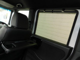 両側スライドドアにはロールサンシェードが装備されております。右側シートには運転席後ろに折りたたみ式テーブルが装着されております。助手席側にはございません。