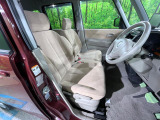 運転席まわりには十分なスペースがあり、大柄な方でもゆったり運転していただける環境です。