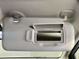 【運転席サンバイザー】鏡が付いているのでメイク直しなどにも便利★