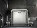 助手席シートアンダーボックスがあるので、小物類が綺麗にしまえます。