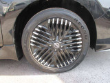日産純正のアルミホイールが装着されてます。ボディデザインとマッチしておりカッコイイですね。