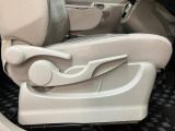 運転席のシートリフターを装備しています★細かくドライビングポジションを設定できるので運転し易く、疲れにくいですね♪