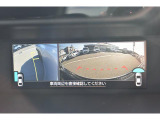 様々な情報を映し出すマルチファンクションディスプレイ。シフトレバーをリバースにすると連動してサイドカメラ映像&バックセンサーに切り替わります。スイッチ一つでフロントカメラへの切り替えも出来ます
