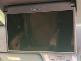 【後席モニター】家族や友人とお出かけする機会が多い方に大人気の後席モニターを装備!見やすい位置に画面がありテレビやDVDの視聴も快適!友達もお子様も、後席にしか乗らなくなるかも??