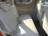 後部座席も広々です!目立った汚れや傷もなく綺麗です!納車の際にはルームクリーニングを実施しております!