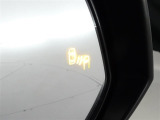 【BSM(ブラインドスポットモニター)】・・・隣の車線を走る車両をレーダーで感知。車両を感知するとドアミラーに搭載されたLEDインジケーターが点灯。