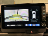 リバースギアに入れるだけで後方の表示へ切り替わります。夜間や雨の日の駐車も楽になりますよ。