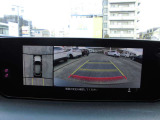 車両の前後左右に備えた計4つのカメラの映像をセンターディスプレイに表示。対象車両や物を検知して知らせる警報音とともに低速走行時に目では直接確認しづらいエリアの安全確認をサポートします。