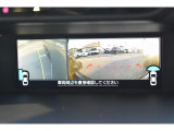 様々な情報を映し出すマルチファンクションディスプレイ。シフトレバーをリバースにすると連動してサイドカメラ映像&バックセンサーに切り替わります。スイッチ一つでフロントカメラへの切り替えも出来ます
