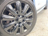 ●純正18インチアルミホイール:輸入車ならではの卓越した走りを支えるホイールと足回りです!日本車の走りに慣れている方にもぜひ体感して頂きたいほど、高いレベルでまとまっています!