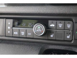 フルオートエアコンが装備されています!お好みの温度設定をするだけでエアコンの風量やモードの切り替えを自動でコントロールしてくれます!ユーザーの操作が少なく燃費走行にもつながります!