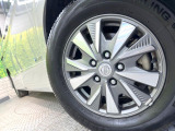 【純正○○インチアルミホイール】外観にマッチした純正アルミホイールを装着しております。各種社外アルミホイールや、スタッドレスタイヤも取扱いしております。是非ご相談ください♪